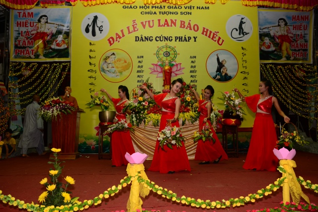 Hà Tĩnh: Hàng ngàn hoa đăng lung linh trong Đại lễ Vu Lan báo hiếu 2014 tại chùa Tượng Sơn
