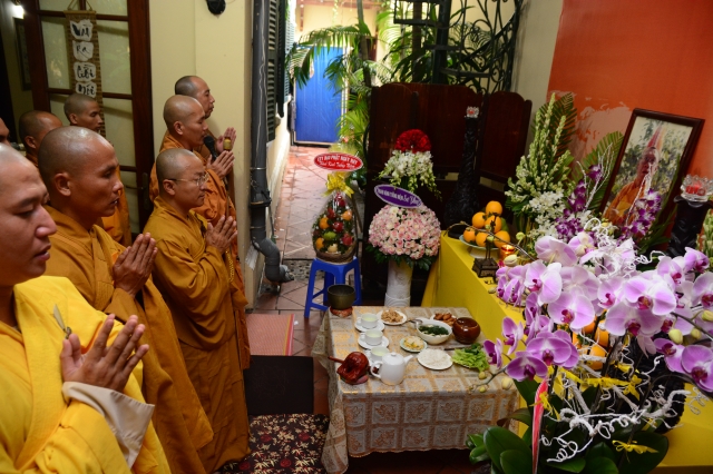 Quỹ Từ thiện Đạo Phật Ngày Nay: Trao tặng quà cho người mù và bệnh nhân ung bứu nhân ngày giỗ tổ chùa Giác Ngộ