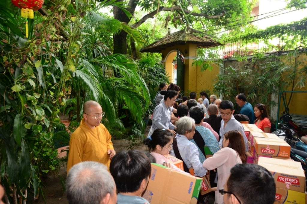 Quỹ Từ thiện Đạo Phật Ngày Nay: Trao tặng quà cho người mù và bệnh nhân ung bứu nhân ngày giỗ tổ chùa Giác Ngộ