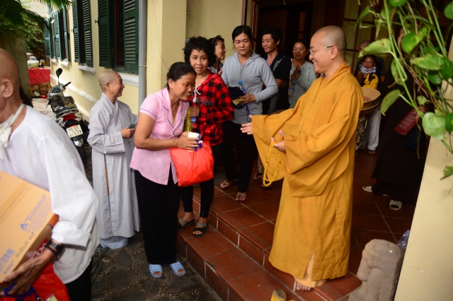 Quỹ Từ thiện Đạo Phật Ngày Nay: Trao tặng quà cho người mù và bệnh nhân ung bứu nhân ngày giỗ tổ chùa Giác Ngộ