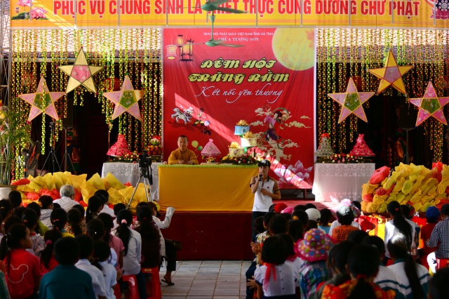Hà Tĩnh: Quỹ từ thiện Đạo Phật Ngày Nay giúp các em học sinh vùng quê nghèo vui tết Trung Thu