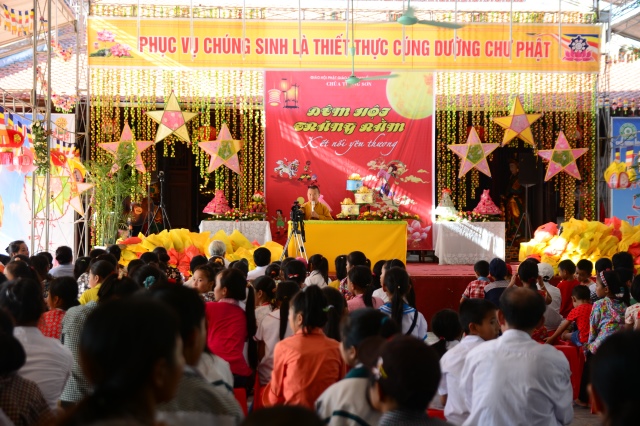 Hà Tĩnh: Quỹ từ thiện Đạo Phật Ngày Nay giúp các em học sinh vùng quê nghèo vui tết Trung Thu