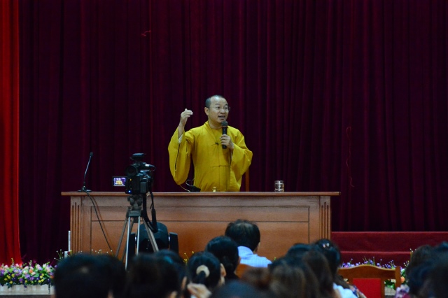 Nghệ An: TT. Thích Nhật Từ thuyết giảng tại trường Đại học Kinh tế Nghệ An