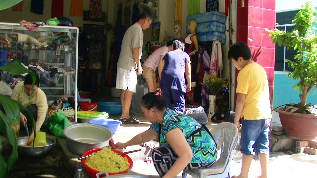 Khánh Hòa: Cả gia đình làm bếp ăn từ thiện