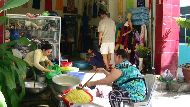 Khánh Hòa: Cả gia đình làm bếp ăn từ thiện