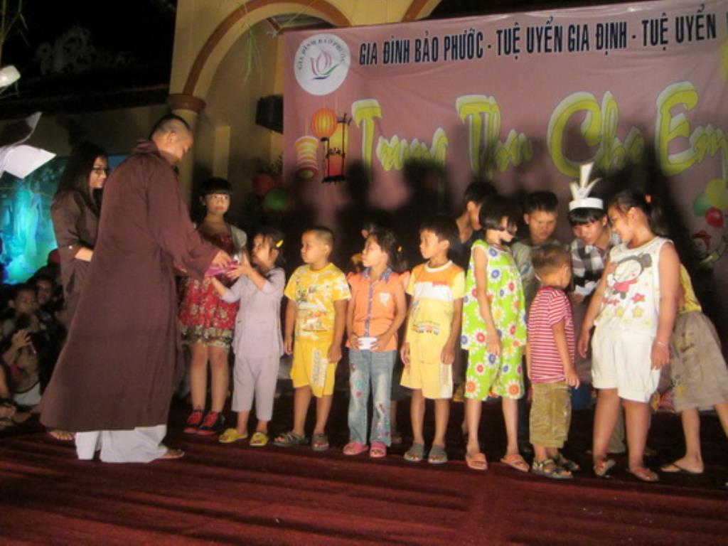 Ấn tượng đêm hội “Trung Thu cho em ” ở chùa Bảo Phước.