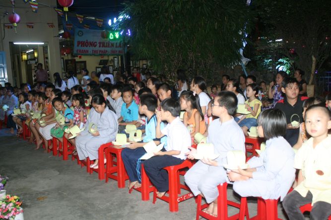 TP.HCM: Đêm hội Trăng Rằm chùa Thiên Chánh