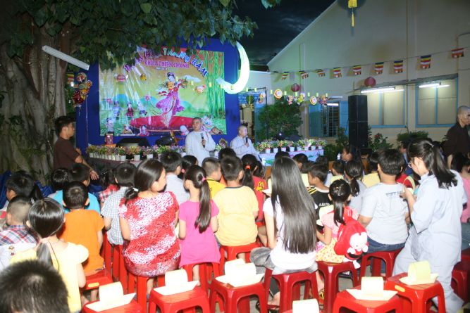 TP.HCM: Đêm hội Trăng Rằm chùa Thiên Chánh