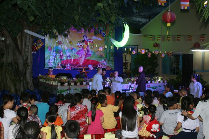 TP.HCM: Đêm hội Trăng Rằm chùa Thiên Chánh