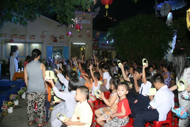 TP.HCM: Đêm hội Trăng Rằm chùa Thiên Chánh