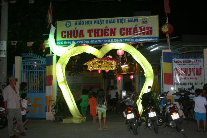 TP.HCM: Đêm hội Trăng Rằm chùa Thiên Chánh