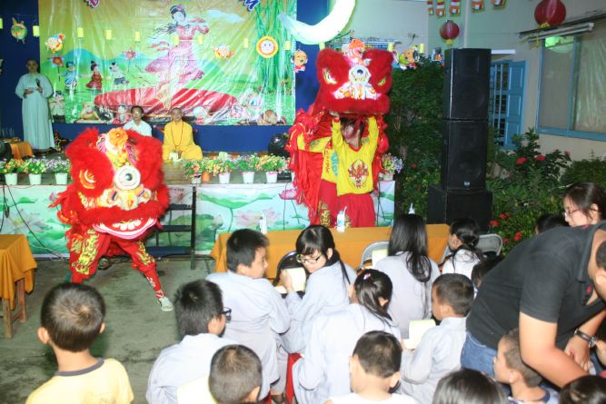 TP.HCM: Đêm hội Trăng Rằm chùa Thiên Chánh