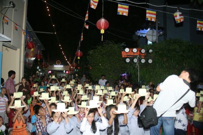 TP.HCM: Đêm hội Trăng Rằm chùa Thiên Chánh