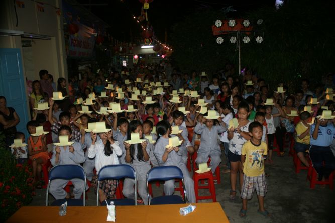 TP.HCM: Đêm hội Trăng Rằm chùa Thiên Chánh