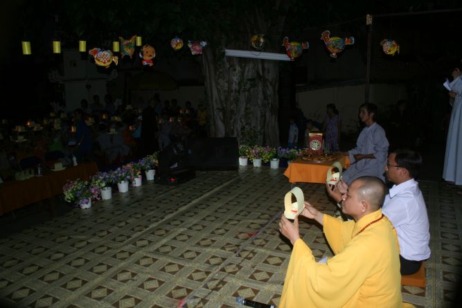 TP.HCM: Đêm hội Trăng Rằm chùa Thiên Chánh