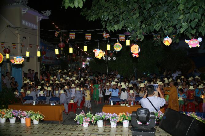 TP.HCM: Đêm hội Trăng Rằm chùa Thiên Chánh