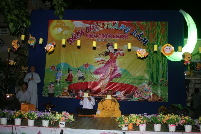 TP.HCM: Đêm hội Trăng Rằm chùa Thiên Chánh