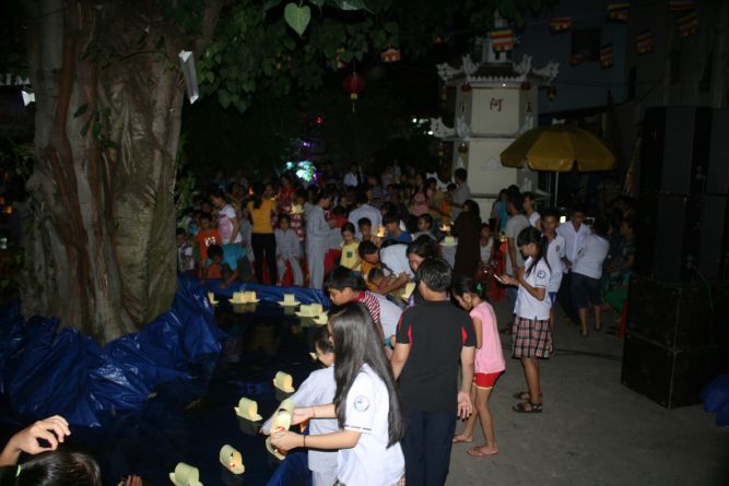 TP.HCM: Đêm hội Trăng Rằm chùa Thiên Chánh