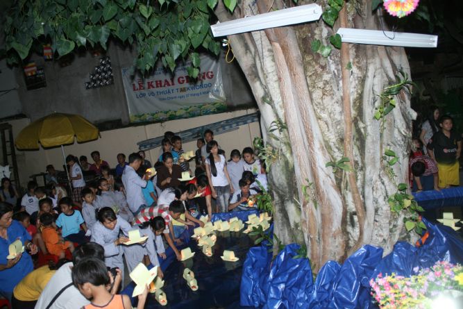 TP.HCM: Đêm hội Trăng Rằm chùa Thiên Chánh