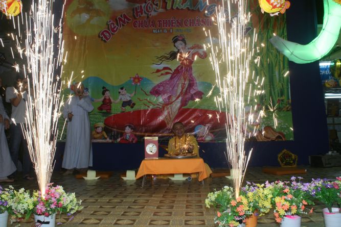 TP.HCM: Đêm hội Trăng Rằm chùa Thiên Chánh