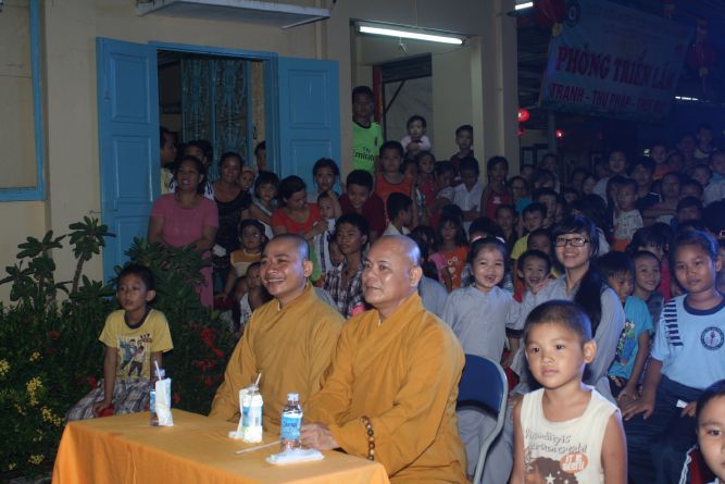 TP.HCM: Đêm hội Trăng Rằm chùa Thiên Chánh