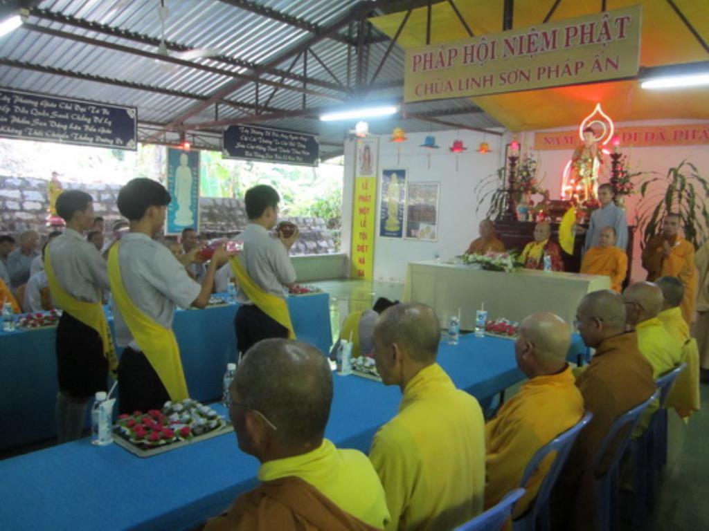 Chùa Linh Sơn Pháp Ấn cúng dường trai tăng nhân mùa Vu lan báo hiếu