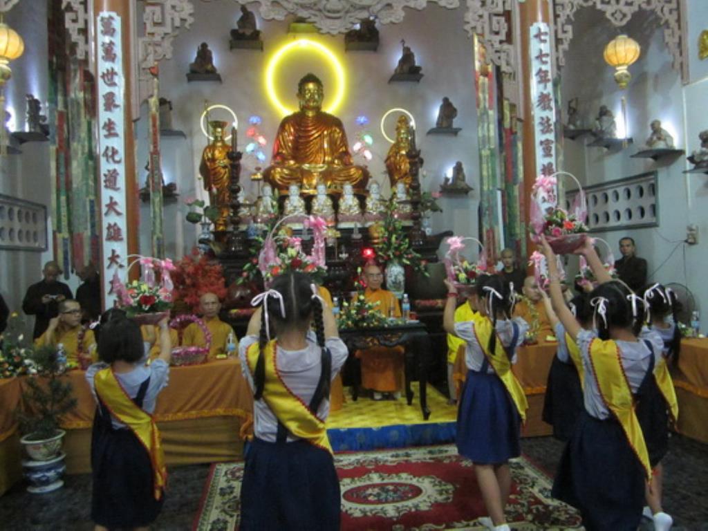 Pháp hội Vu lan-Lễ bông hồng cài áo ở tổ đình Thiên Bửu