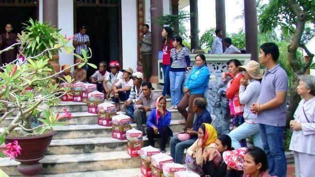 Khánh Hòa: Chùa Thanh Hải (Cam Ranh) trao tặng 70 phằn quà Trung thu 2014