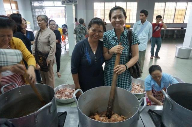 TP.HCM: Chùa Thiên Chánh thăm và tặng quà cho bệnh nhân trại tâm thần Tân Định, Tân Uyên