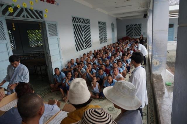 TP.HCM: Chùa Thiên Chánh thăm và tặng quà cho bệnh nhân trại tâm thần Tân Định, Tân Uyên