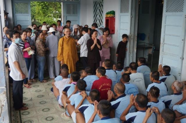 TP.HCM: Chùa Thiên Chánh thăm và tặng quà cho bệnh nhân trại tâm thần Tân Định, Tân Uyên