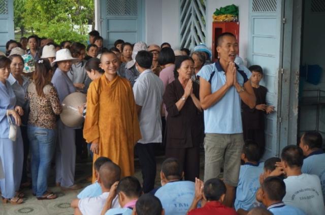 TP.HCM: Chùa Thiên Chánh thăm và tặng quà cho bệnh nhân trại tâm thần Tân Định, Tân Uyên