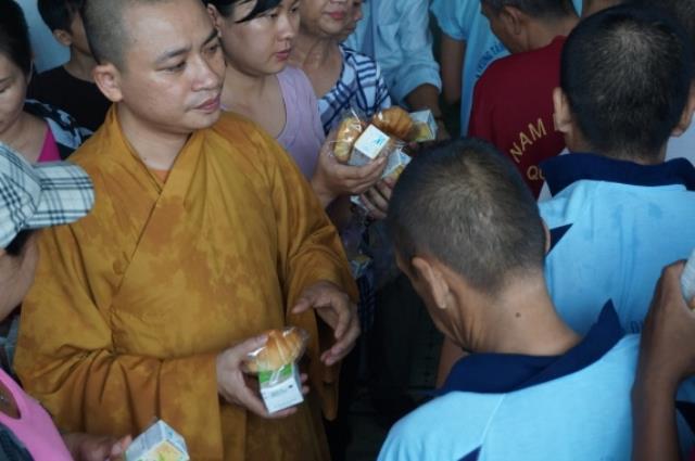 TP.HCM: Chùa Thiên Chánh thăm và tặng quà cho bệnh nhân trại tâm thần Tân Định, Tân Uyên