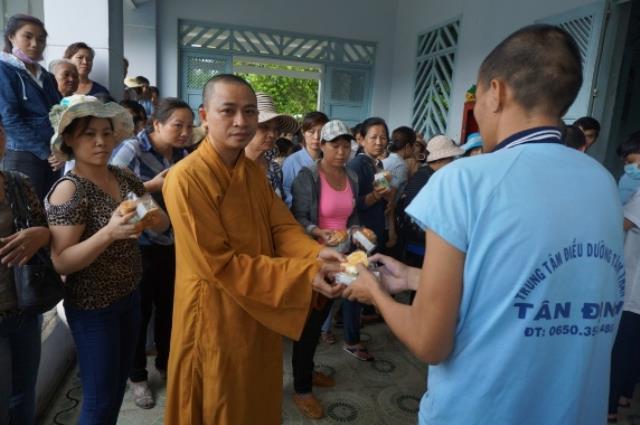 TP.HCM: Chùa Thiên Chánh thăm và tặng quà cho bệnh nhân trại tâm thần Tân Định, Tân Uyên