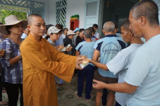 TP.HCM: Chùa Thiên Chánh thăm và tặng quà cho bệnh nhân trại tâm thần Tân Định, Tân Uyên