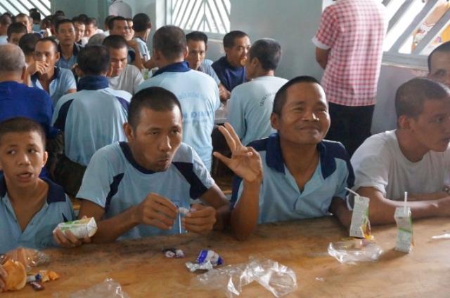 TP.HCM: Chùa Thiên Chánh thăm và tặng quà cho bệnh nhân trại tâm thần Tân Định, Tân Uyên