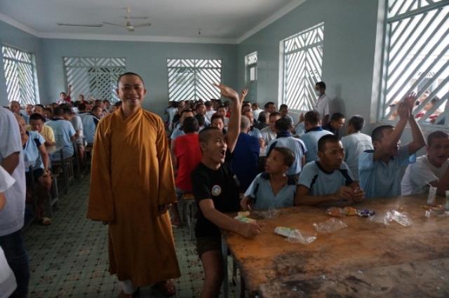 TP.HCM: Chùa Thiên Chánh thăm và tặng quà cho bệnh nhân trại tâm thần Tân Định, Tân Uyên