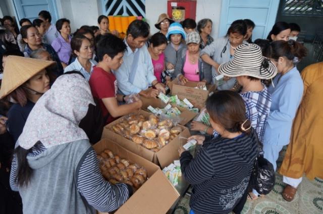 TP.HCM: Chùa Thiên Chánh thăm và tặng quà cho bệnh nhân trại tâm thần Tân Định, Tân Uyên