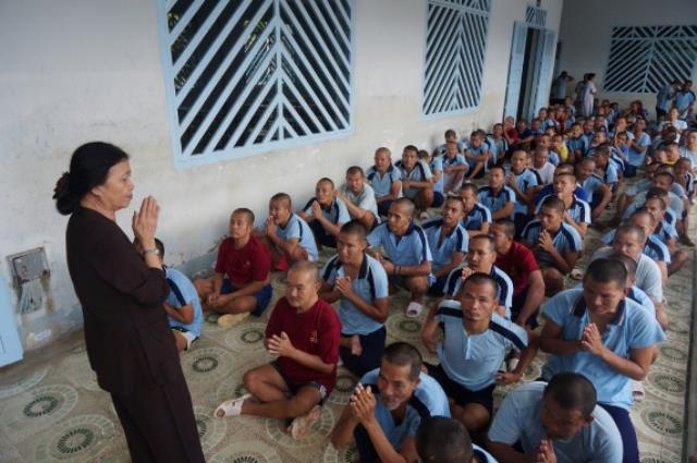 TP.HCM: Chùa Thiên Chánh thăm và tặng quà cho bệnh nhân trại tâm thần Tân Định, Tân Uyên