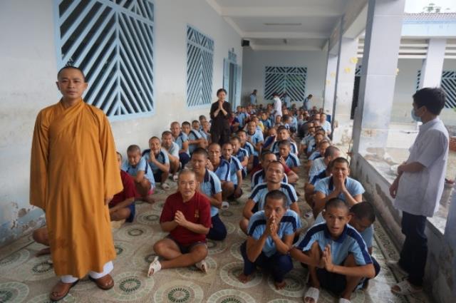 TP.HCM: Chùa Thiên Chánh thăm và tặng quà cho bệnh nhân trại tâm thần Tân Định, Tân Uyên