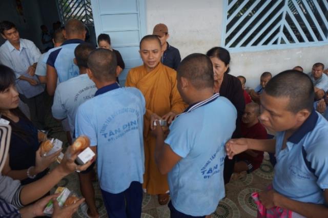 TP.HCM: Chùa Thiên Chánh thăm và tặng quà cho bệnh nhân trại tâm thần Tân Định, Tân Uyên
