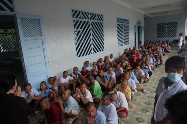 TP.HCM: Chùa Thiên Chánh thăm và tặng quà cho bệnh nhân trại tâm thần Tân Định, Tân Uyên