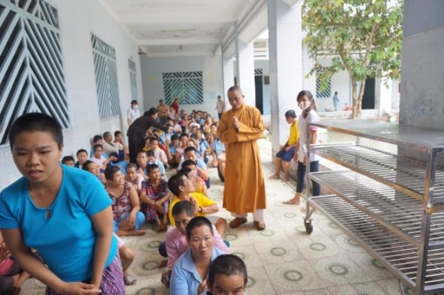 TP.HCM: Chùa Thiên Chánh thăm và tặng quà cho bệnh nhân trại tâm thần Tân Định, Tân Uyên