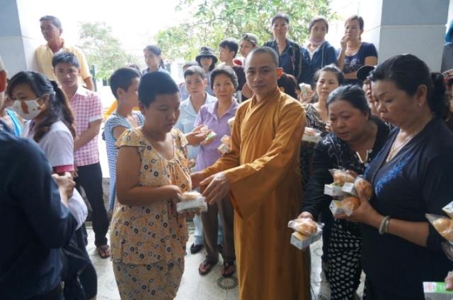 TP.HCM: Chùa Thiên Chánh thăm và tặng quà cho bệnh nhân trại tâm thần Tân Định, Tân Uyên