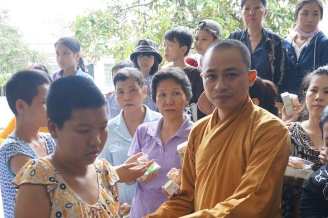 TP.HCM: Chùa Thiên Chánh thăm và tặng quà cho bệnh nhân trại tâm thần Tân Định, Tân Uyên