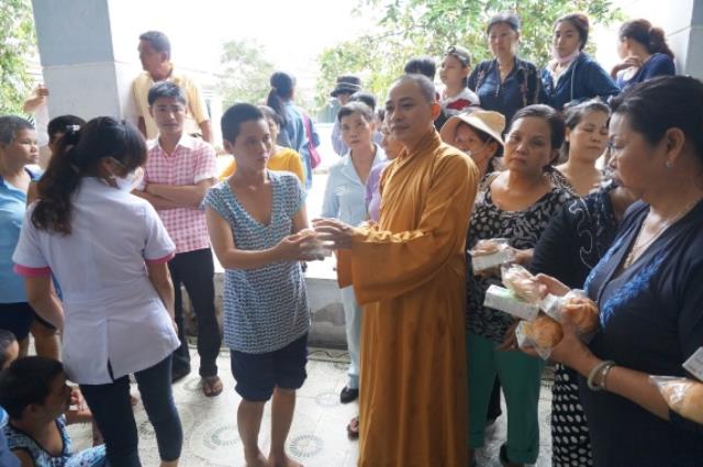 TP.HCM: Chùa Thiên Chánh thăm và tặng quà cho bệnh nhân trại tâm thần Tân Định, Tân Uyên
