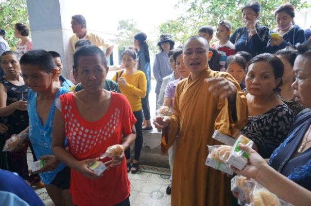 TP.HCM: Chùa Thiên Chánh thăm và tặng quà cho bệnh nhân trại tâm thần Tân Định, Tân Uyên