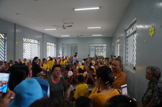 TP.HCM: Chùa Thiên Chánh thăm và tặng quà cho bệnh nhân trại tâm thần Tân Định, Tân Uyên