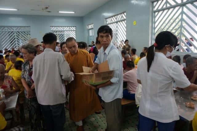 TP.HCM: Chùa Thiên Chánh thăm và tặng quà cho bệnh nhân trại tâm thần Tân Định, Tân Uyên