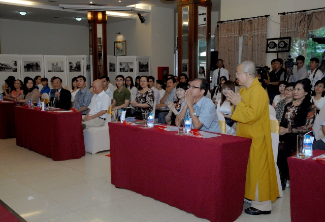 TP. HCM: Họp báo ra mắt tự truyện &quot;Đứng Dậy và Bước Đi&quot; của Nguyễn Hướng Dương